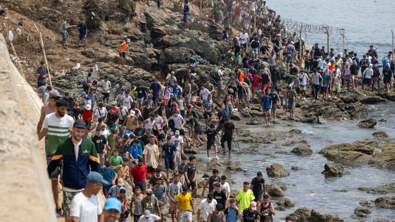 Jovens que cruzaram a fronteira com Ceuta voltam ao Marrocos | EFE/JALAL MORCHIDI