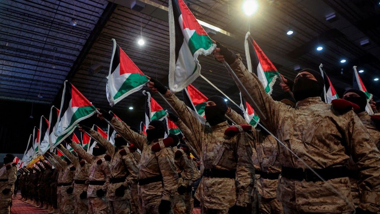 Membros do Hezbollah desfilam durante um comício que marca o Dia de al-Quds (Dia de Jerusalém) nos subúrbios do sul de Beirute, Líbano, em 5 de abril de 2024 | Reuters/Mohamed Azakir