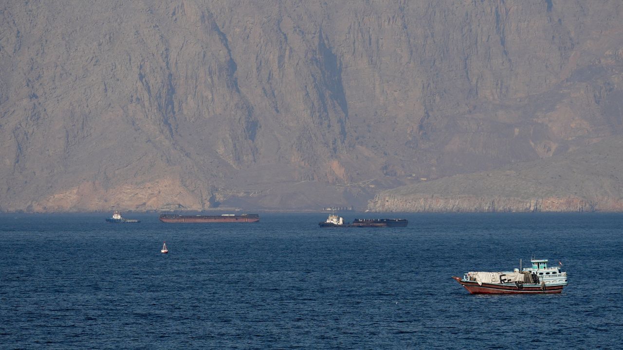 Navios-tanque e outras embarcações no Estreito de Ormuz, na costa de Musandam, Omã, em 18 de abril de 2026 | Reuters/Stringer/Foto de arquivo