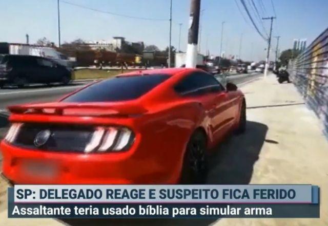 O homem usou uma bíblia para simular uma arma e abordar o delegado no carro Mustang