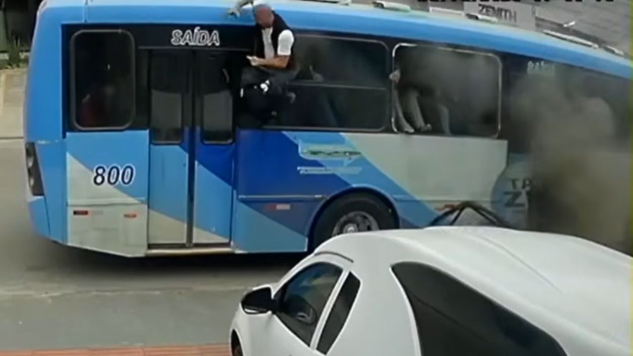 VÍDEO: Ônibus pega fogo e passageiros pulam da janela em SC VÍDEO: Ônibus pega fogo e passageiros pulam da janela em SC