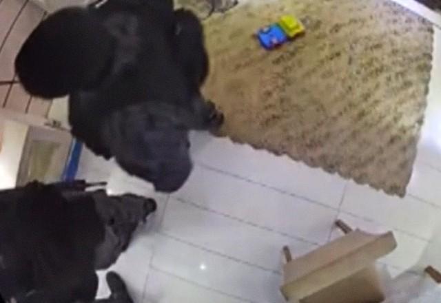 PMs durante invasão à residência