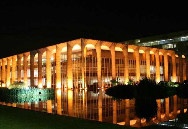 Palácio do Itamaraty iluminado em Brasília
