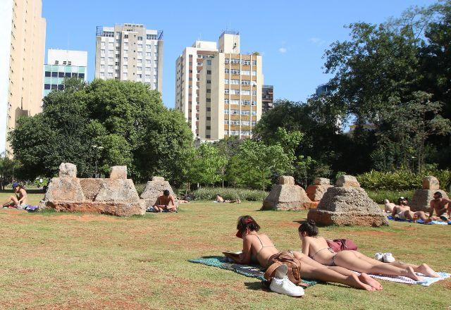 Pessoas tomando sol no parque