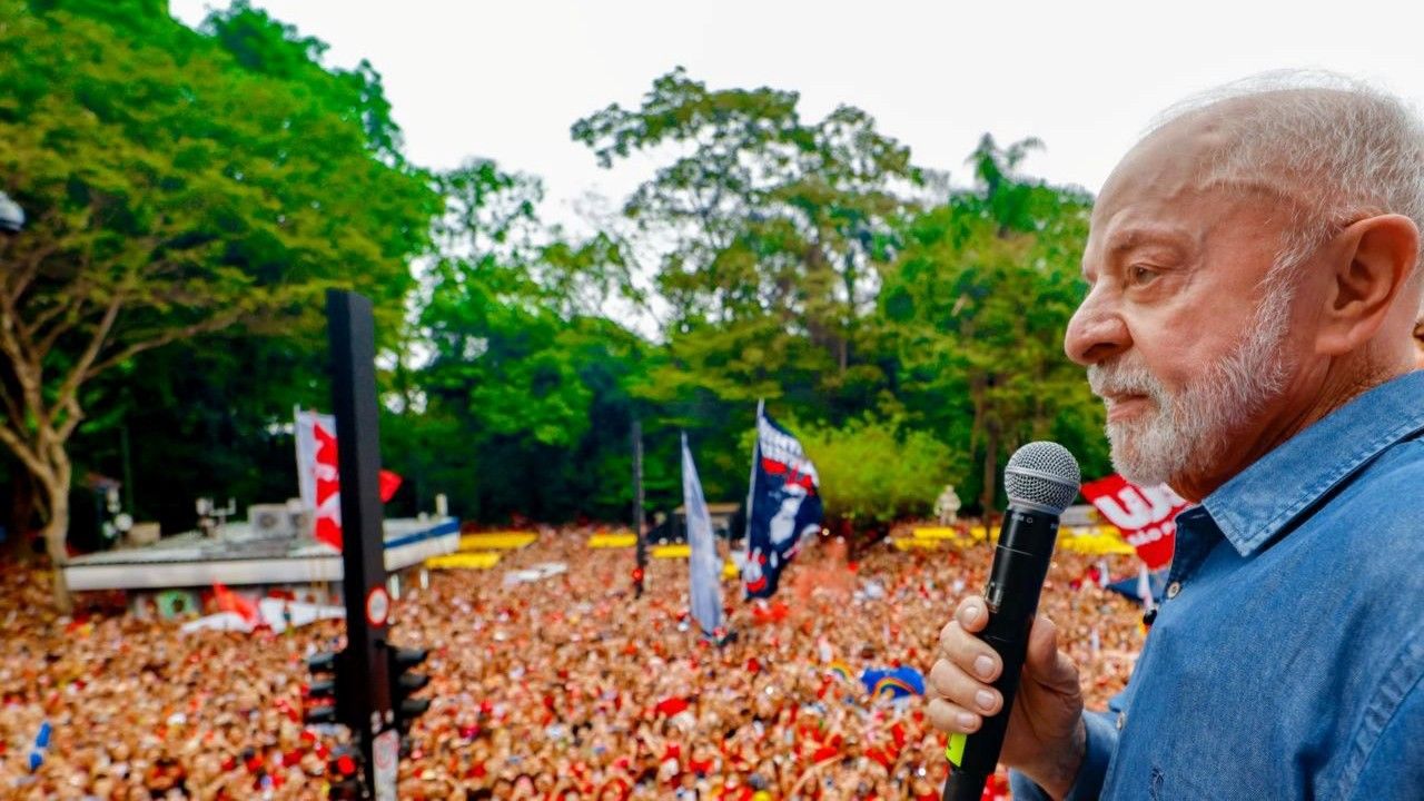 A 10 dias da eleição, Lula lança PEC do transporte gratuito