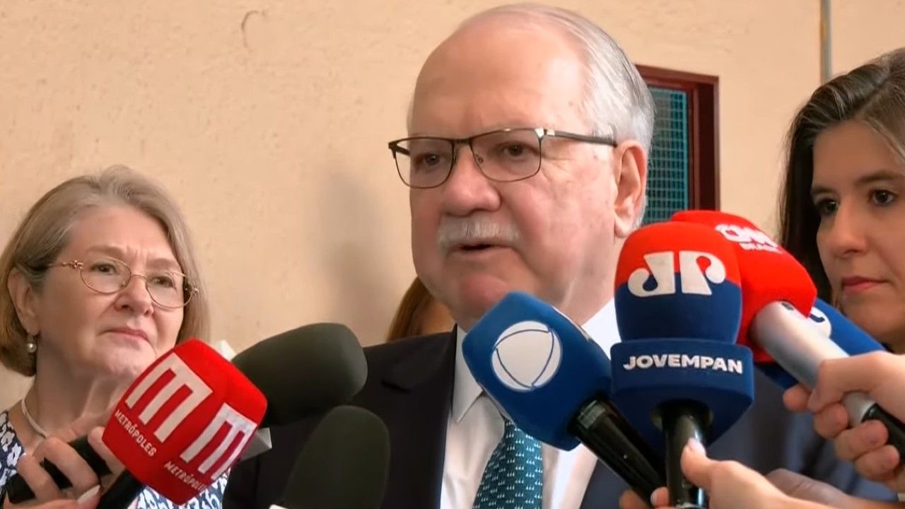 Presidente do STF, ministro Edson Fachin, fala à imprensa após votar na Asa Sul, em Brasília | SBT