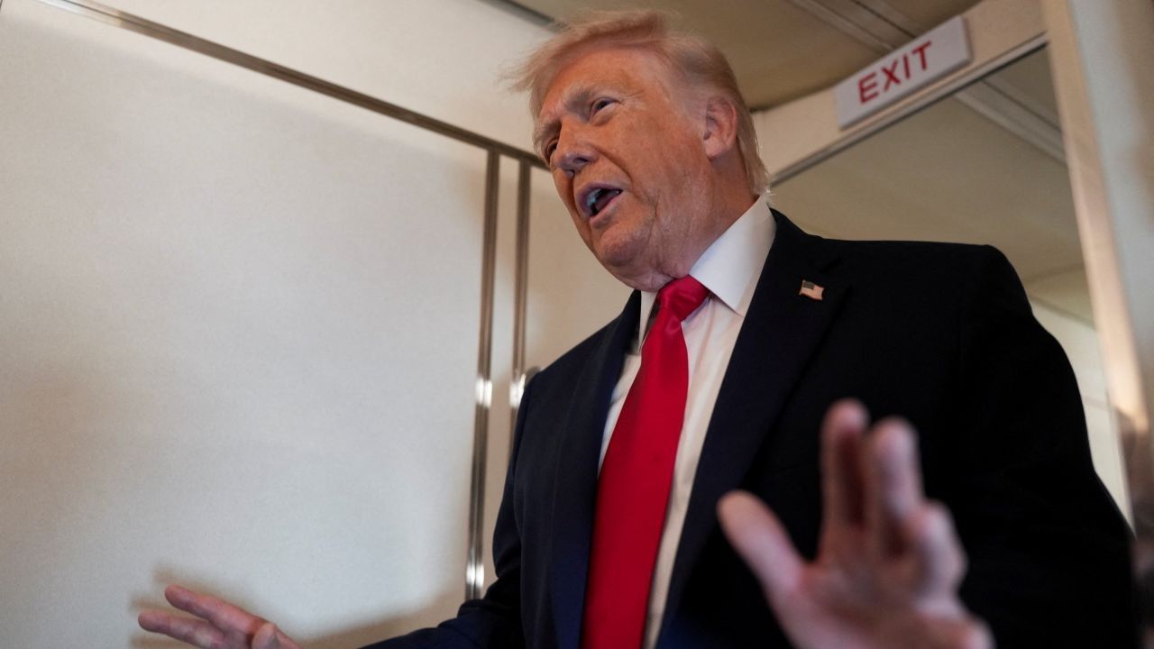 Presidente dos EUA, Donald Trump, fala com membros da mídia a bordo do Air Force One, em 5 de junho de 2026 | Reuters/Nathan Howard