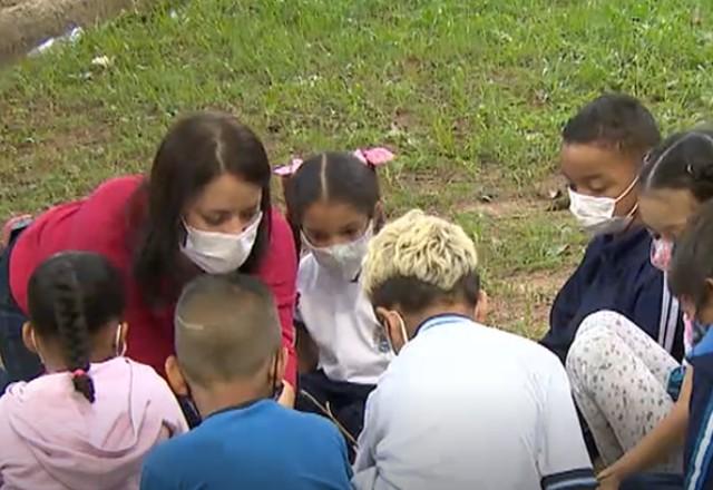 Professora finalista do concurso e os alunos em volta