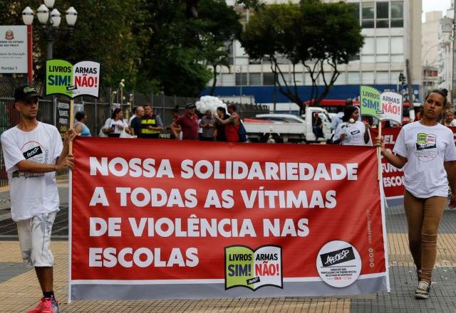 Professores protestam após ataque em escola de São Paulo