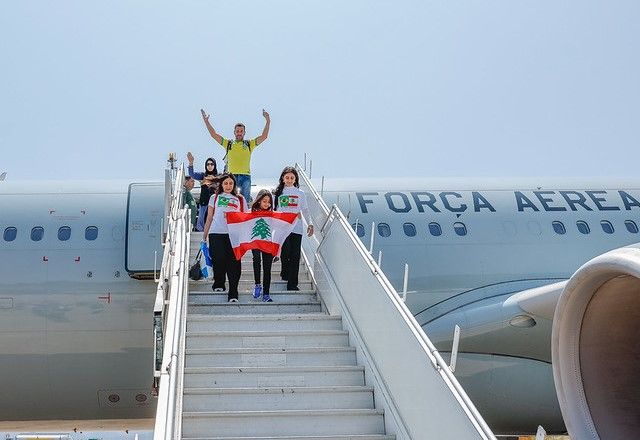 Repatriados descem de avião da FAB na Base Aérea de São Paulo, em Guarulhos (SP) | Divulgação/Ricardo Stuckert/PR