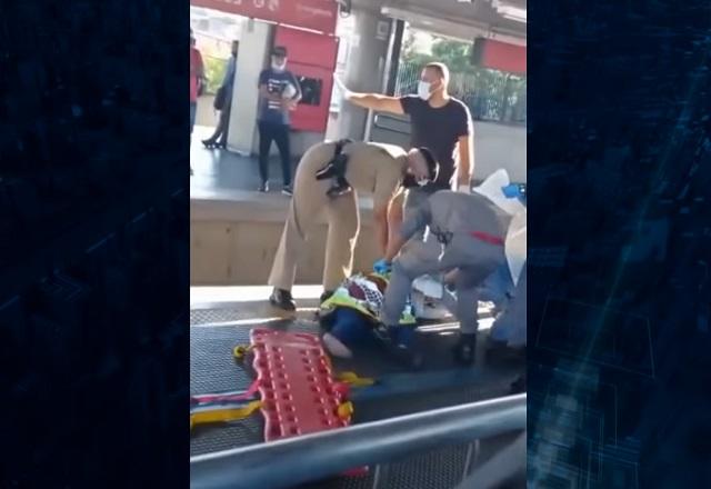Imagem gravada com celular mostra mulher sendo socorrida no chão de estação de trem após acidente (Reprodução/SBT Brasil)