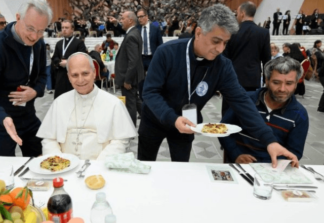 Leão XIV quis recordar seu predecessor, Francisco, que iniciou a tradição do almoço com os pobres | Distribuição/Vatican Media