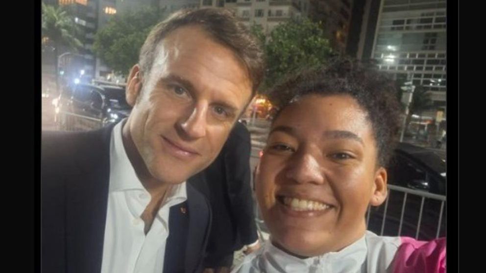 Presidente da França, Emmanuel Macron, tira fotos no calçadão de Copacabana | Reprodução Instagram