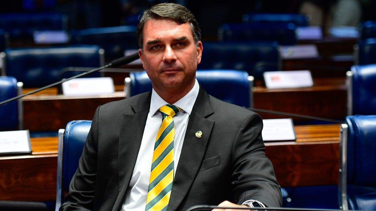 Flávio Bolsonaro pode perder mandato? Veja o que diz a lei Flávio Bolsonaro pode perder mandato? Veja o que diz a lei