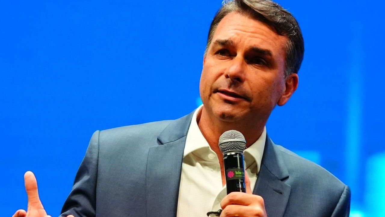 Flávio entraria nos EUA mesmo sem passaporte, diz advogado