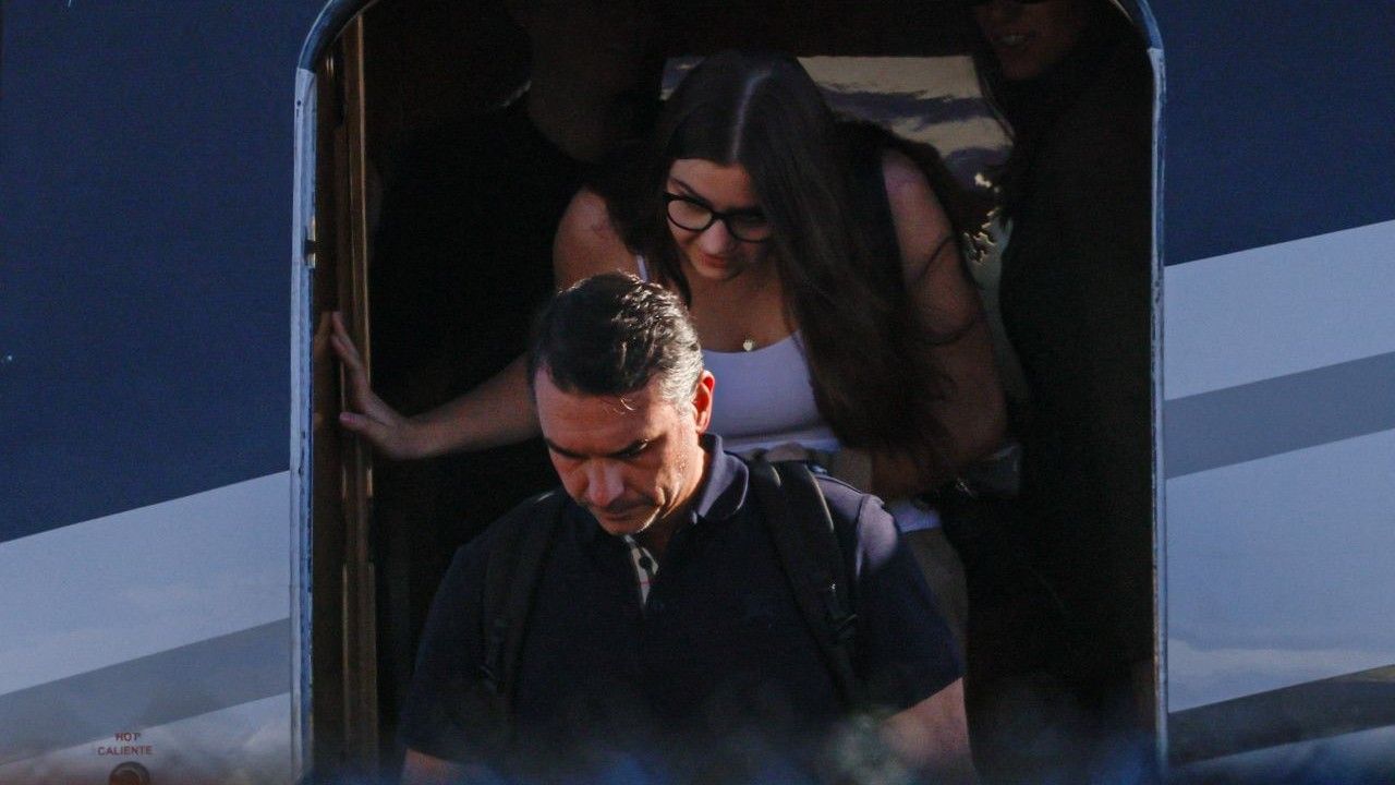 Voo com Flávio e família chega a Miami, nos Estados Unidos | SBT News