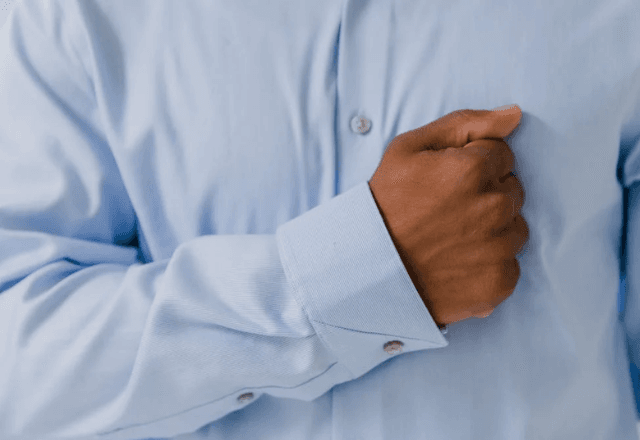 Homem com o punho fechado sobre o coração | Pexels