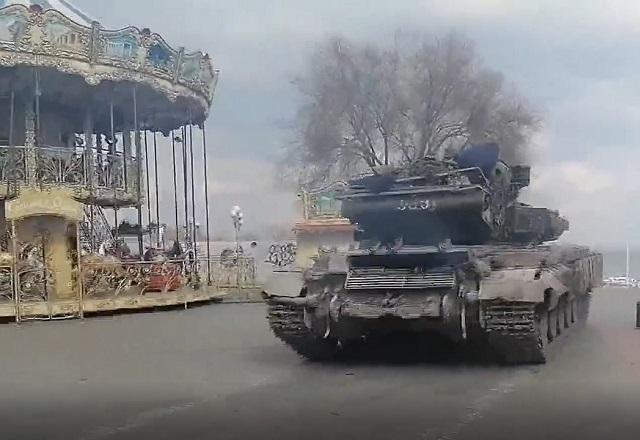 Tanque de guerra durante conflito em rua da Ucrânia