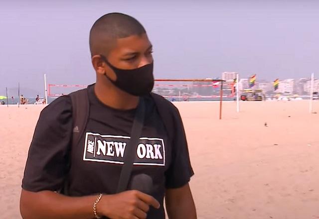 Victor Silva, autor de vídeo em Copacabana, dando entrevista