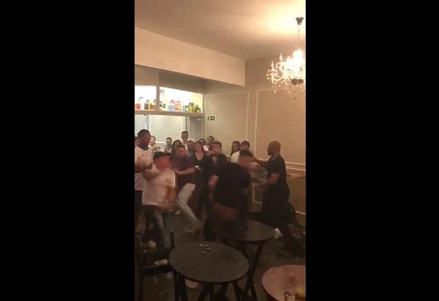 Pessoas brigando em bar (Reprodução/WhatsApp)