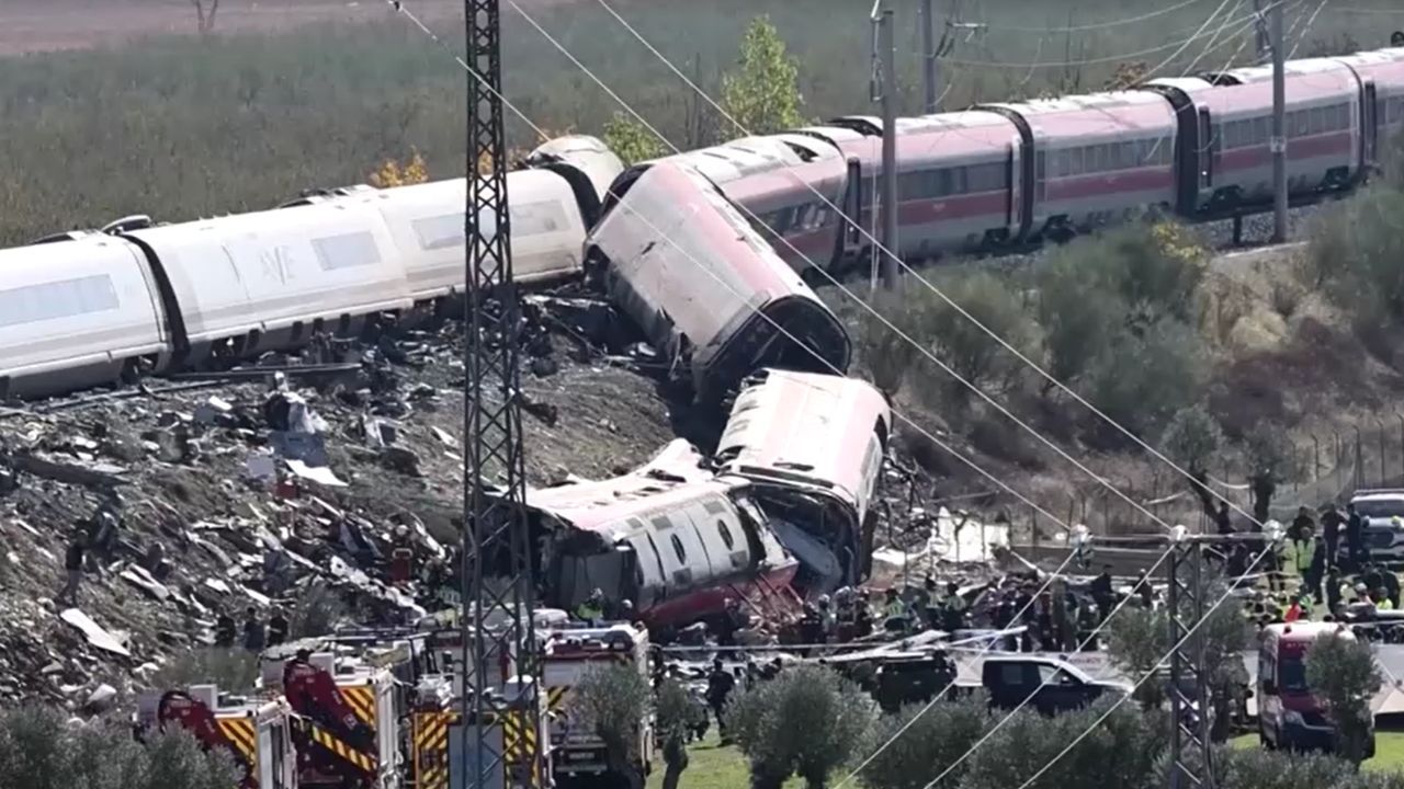 Panorama: Sobe para 69 número de mortos em acidente de trem na Espanha
