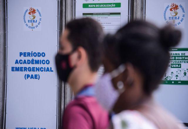 alunos chegando para prova do ENEM