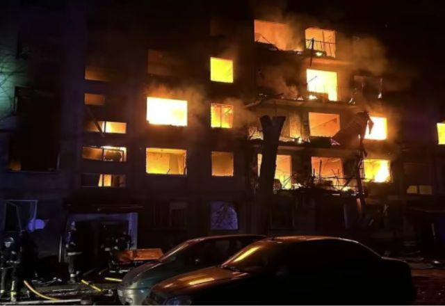 Bombardeio russo em Dobropilla, na Ucrânia | Reprodução/Serviço Estadual de Emergência