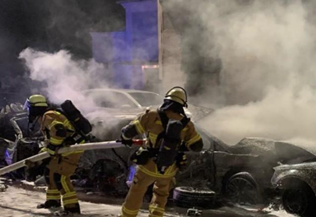 bombeiros tentam combater fogo