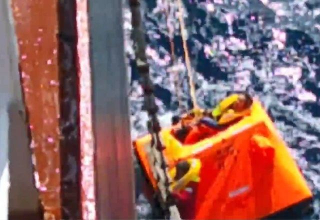 Brasileiro é resgatado em alto-mar após veleiro naufragar