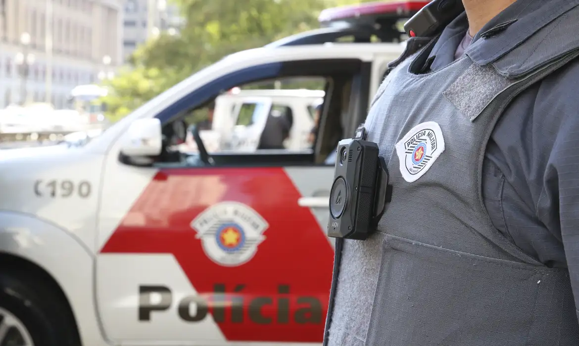 Câmeras corporais ficam acopladas na farda de PMs | Rovena Rosa/Agência Brasil