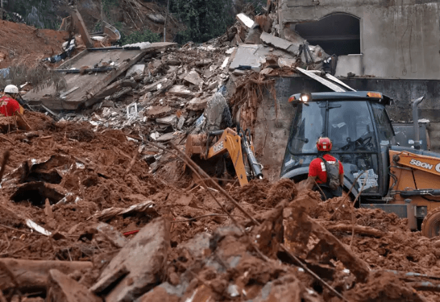 Soldados do Corpo de Bombeiros e voluntários fazem busca e resgate de pessoas em escombros de casas soterradas por lama após fortes chuvas | Foto: Agência Brasil