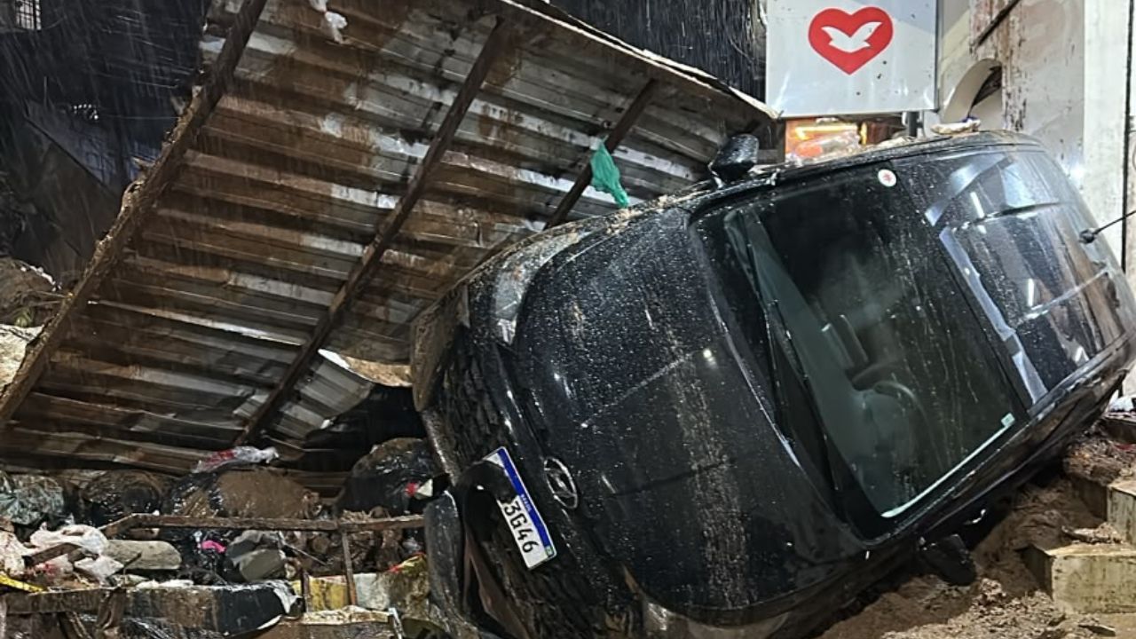 Lama invadiu igreja e atingiu veículos estacionados na região | Reprodução