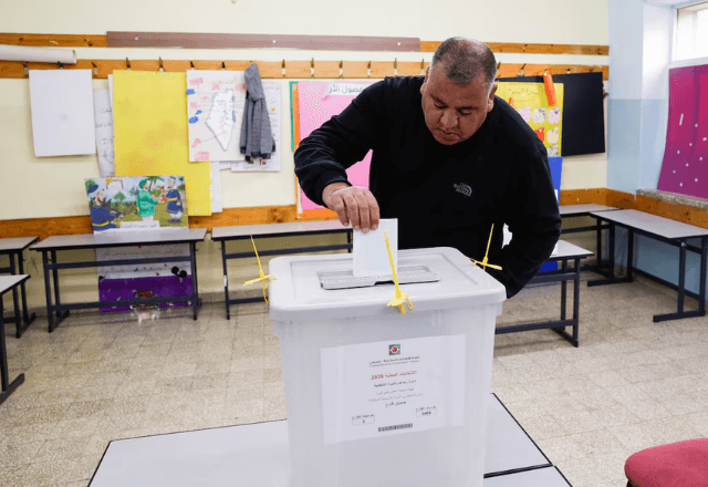 Um palestino vota durante a eleição para o conselho municipal em Al Bireh, na Cisjordânia ocupada por Israel, em 25 de abril de 2026. REUTERS/Mohammed Torokman