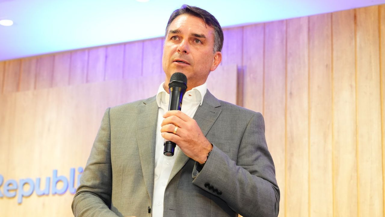 Se Flávio for eleito, inquéritos contra ele ficam suspensos