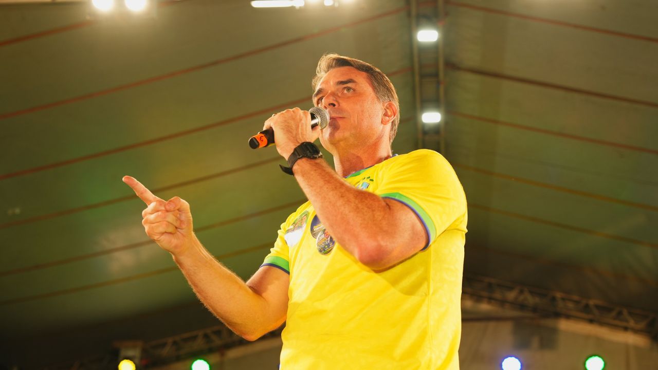 Votação de Flávio pode refletir em ação de estatais; entenda Votação de Flávio pode refletir em ação de estatais; entenda