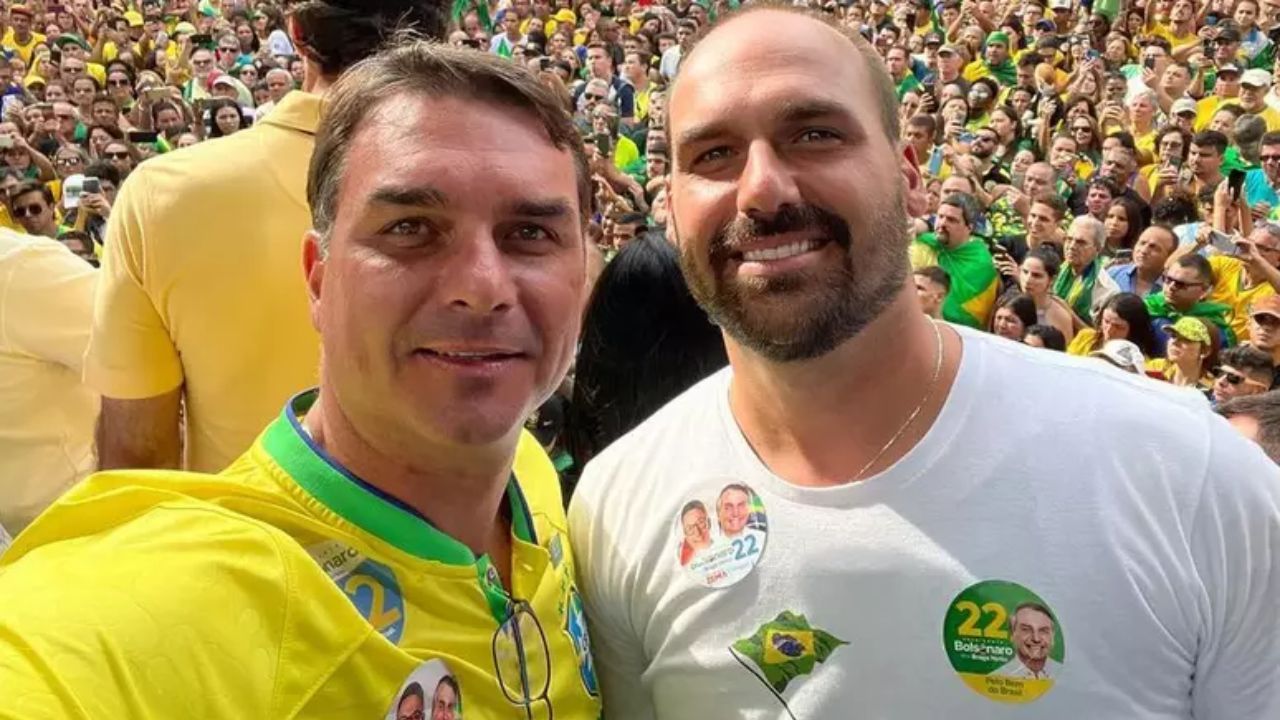 Flávio Bolsonaro e o irmão, Eduardo Bolsonaro | Reprodução/redes sociais