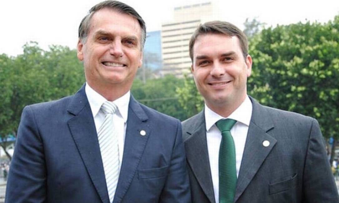 O ex-presidente Jair Bolsonaro e o filho, o senador Flávio | Divulgação/PSL