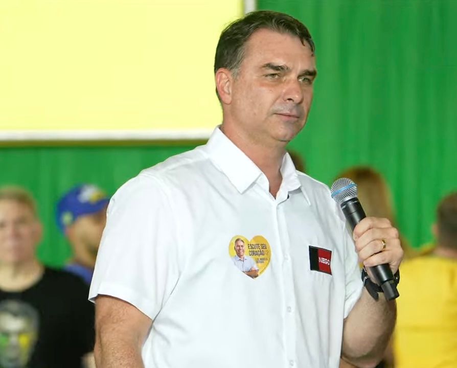 Suspeito de ameaçar Flávio Bolsonaro à faca é alvo de busca