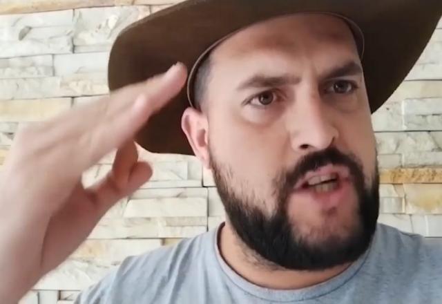 foto do caminhoneiro Zé trovão usando um chapéu, camiseta e barba