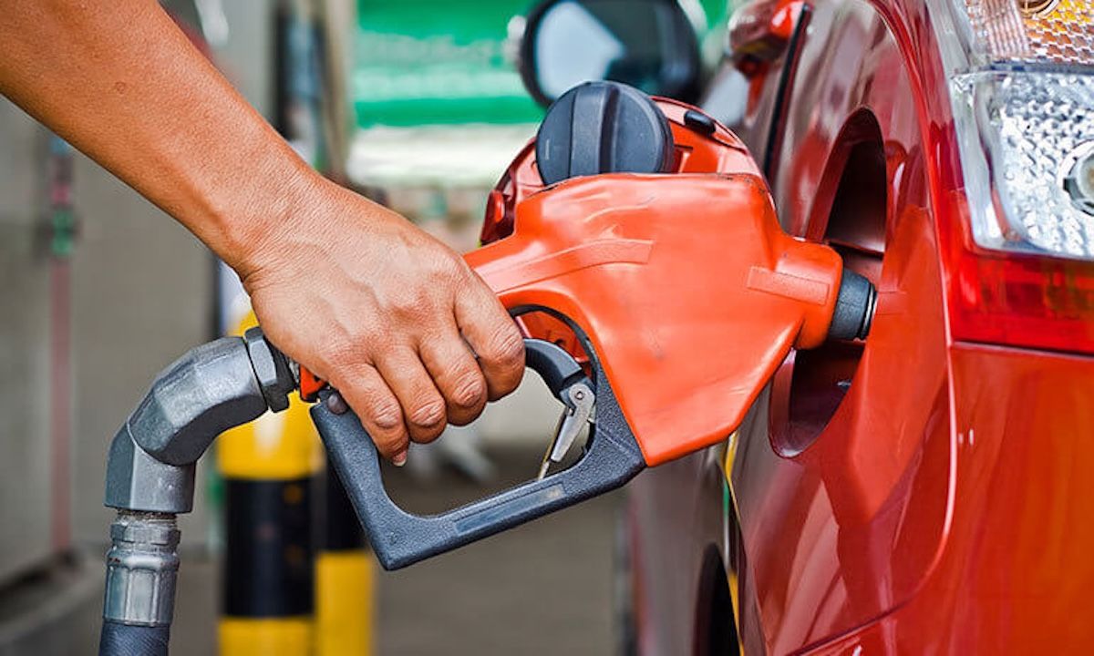 Na imagem, bomba enche tanque de carro em posto de gasolina | Reprodução