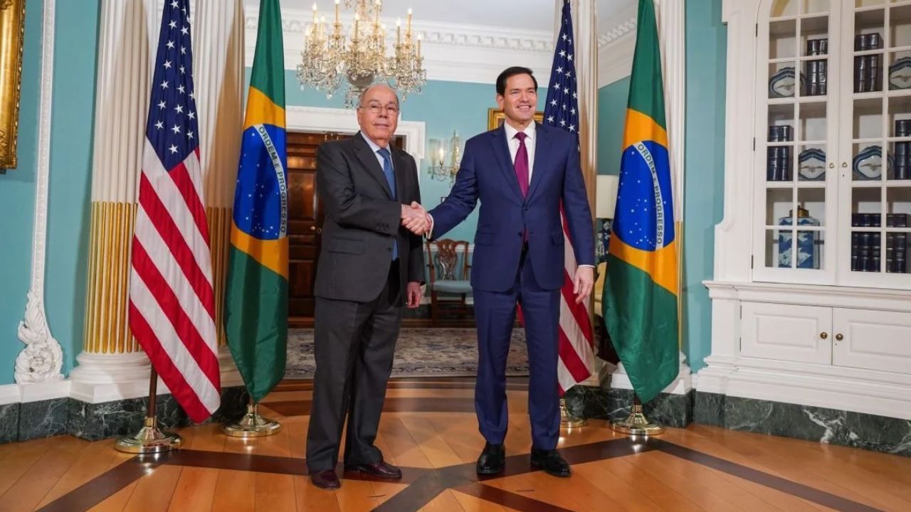 Rubio e Mauro Vieira se cumprimentam em reunião do G20