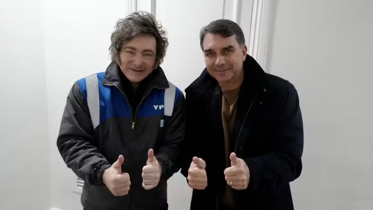 Presidente da Argentina, Javier Milei, e o senador Flávio Bolsonaro (PL-RJ) | Reprodução/X - Javier Milei