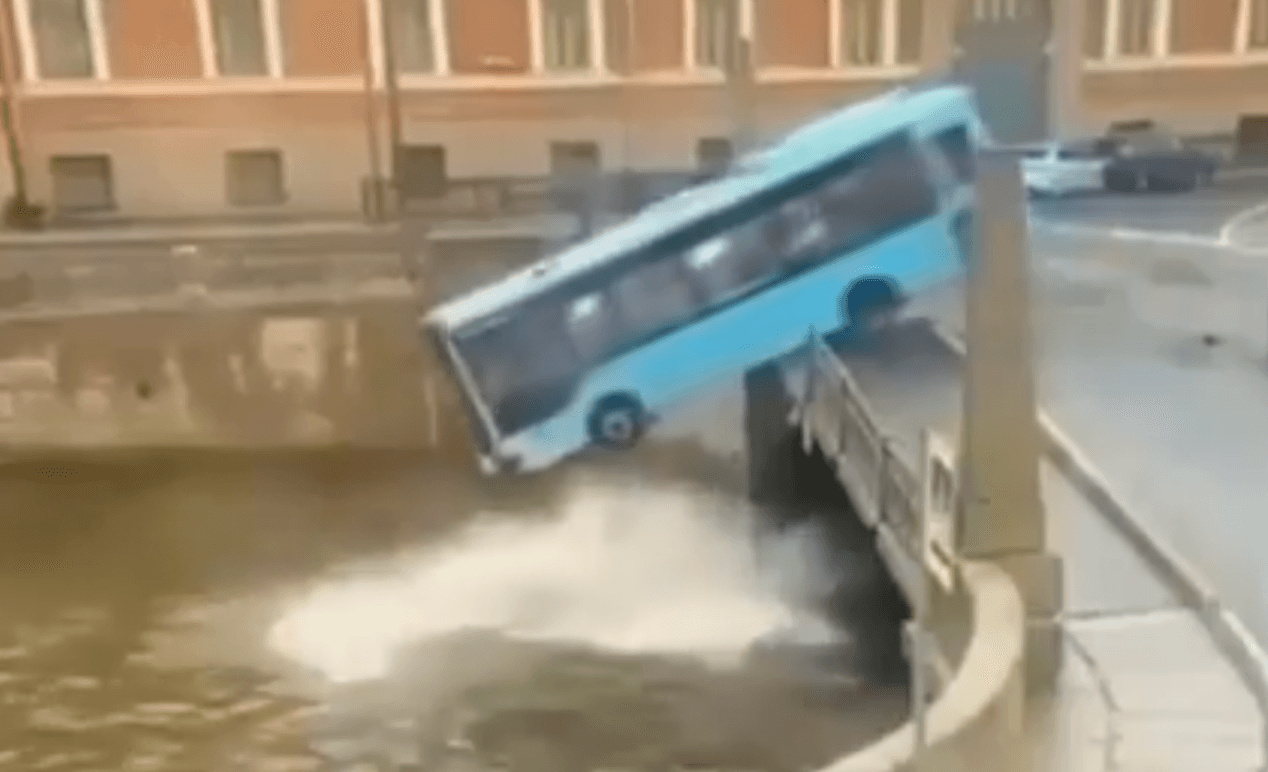 Ônibus cai em rio e deixa três mortos em São Petesburgo, na Rússia