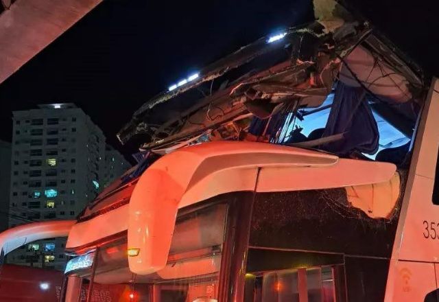 Mulher é projetada para fora depois de ônibus bater em viaduto de SC