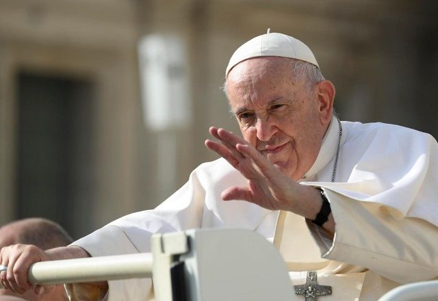 Papa Francisco acenando em audiência geral (Reprodução/Vatican News)