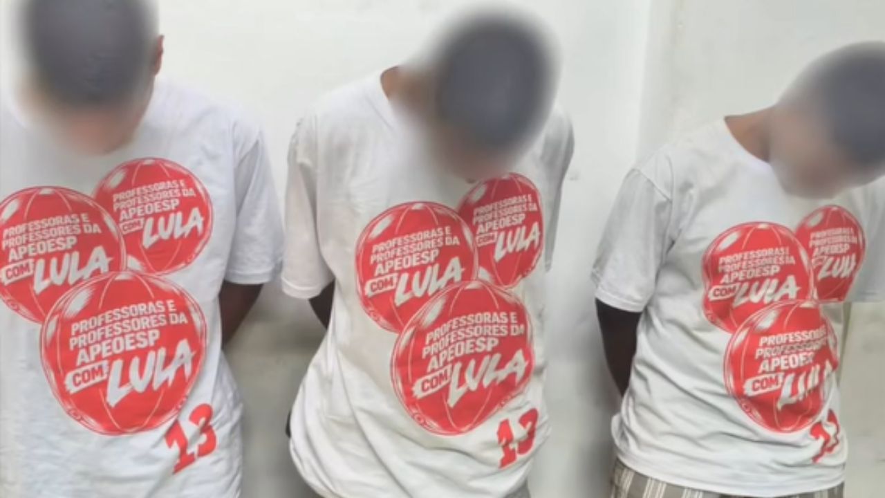 PM-SP é acusada de obrigar presos a vestir camisetas do PT PM-SP é acusada de obrigar presos a vestir camisetas do PT