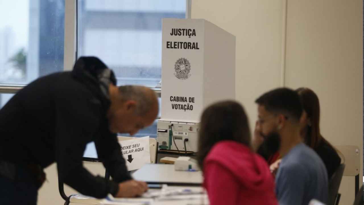 Eleitor pode sair do serviço para votar? Eleitor pode sair do serviço para votar?